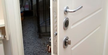 Drzwi antywłamaniowe – jakie wybrać? Sprawdź ceny, klasy