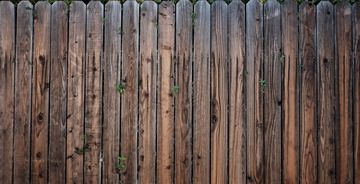 Płot drewniany – rodzaje, ceny i instrukcja budowy ogrodzenia z drewna