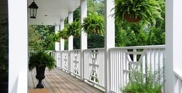 Balustrady balkonowe – drewniane, kute czy stalowe?