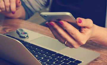 Zakupy ważniejsze od newsów. Po to Polacy korzystają z internetu