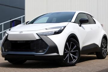 Toyota C-HR Style 2.0 Hybrid Dynamic Force Plug-in
