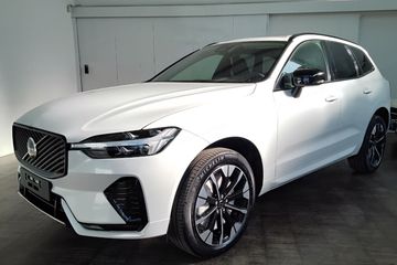 Volvo XC60 B5 B AWD Ultra Dark