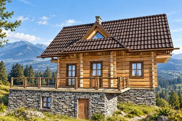 Projekt domu L-119 z bali - parterowy z poddaszem dom o powierzchni 72,99 m², dach dwuspadowy - ujęcie frontu