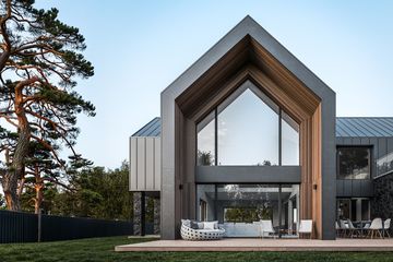 Projekt domu House x29 - parterowy z poddaszem dom o powierzchni 248,57 m², dach wielospadowy, koszt budowy 800 000 zł - ujęcie frontu