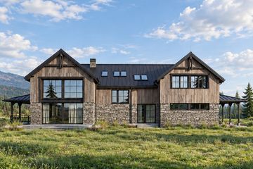 Projekt domu FarmHouse One Residence - parterowy z poddaszem dom o powierzchni 328,36 m², dach wielospadowy - ujęcie 6