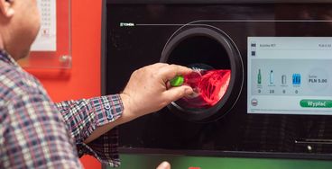 Nowe recyklomaty oddadzą kaucję na kartę – bez kuponów