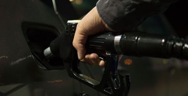 Rząd zwleka z decyzją o VAT na paliwa