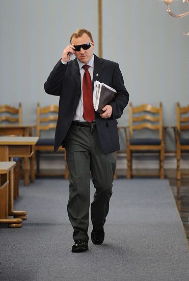 Niezbedny Letni Atrybut To Okulary Przeciwsloneczne Takze W Sejmie Na Zdjeciu Posel Pis Jacek Kurski Wp Wiadomosci