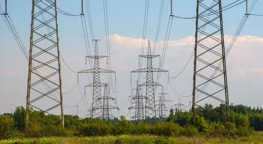 Na czym polega różnica między dystrybucją a dostarczaniem energii?