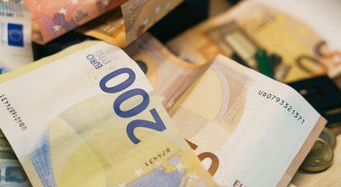 Wypłata euro z Euronetu - czy jest taniej niż w kantorze? Sprawdź kurs, prowizje i zasady