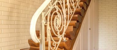 Zabudowa pod schodami