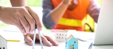 dwie osoby pracują nad projektem budowlanym