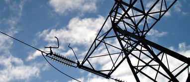 Linia wysokiego napięcia nad działką a budowa domu