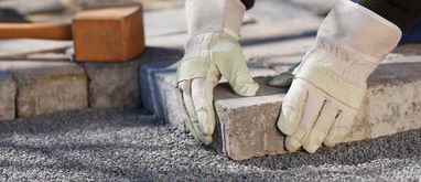 Jak układać kostkę brukową?