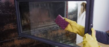 Czyszczenie szyby od kominka