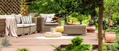 Jak wybrać najlepsze meble na taras? Na jaki materiał postawić?