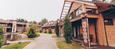 Czy drewniana elewacja w domu murowanym to dobry pomysł?