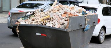 kontener na odpady wypełniony gruzem budowlanym