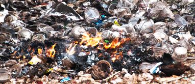 Palenie śmieci: gdzie zgłosić palenie odpadów przez sąsiada?