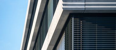 Jak dobrać żaluzje fasadowe? Ile kosztuje ich montaż?