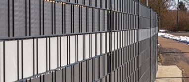 Jak wybrać najlepszą siatkę cieniującą na ogrodzenie?