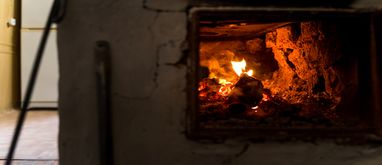 Czym możemy palić w piecu, a czym palić kategorycznie nie wolno?