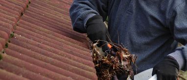 Czyszczenie rynien: jak je wykonać samemu lub ile to kosztuje?