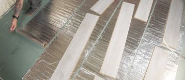 Montaż elektrycznego ogrzewania podłogowego pod panele