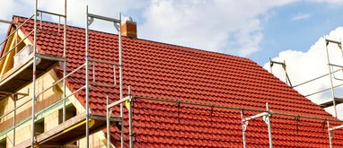 budowa dachu z czerwoną dachówką