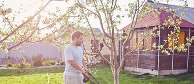 Prawidłowe koszenie trawy. Czym to zrobić, jak często kosić?