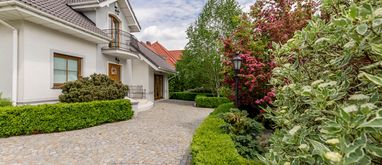 Pomysły na tani podjazd. Co wykorzystać zamiast kostki brukowej