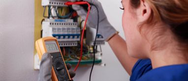 elektryk dokonująca przeglądu instalacji elektrycznej