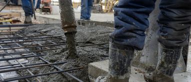 wylewanie betonu z rury na zbrojenie w garażu