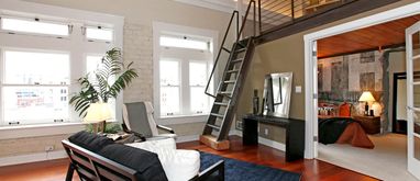 Salon z antresolą nad sypialnią