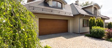 Garaż wolnostojący czy w bryle budynku – który rodzaj wybrać?