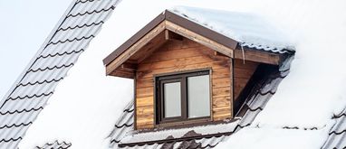 Odśnieżanie dachu. Ile kosztuje i kiedy powinniśmy je wykonać?