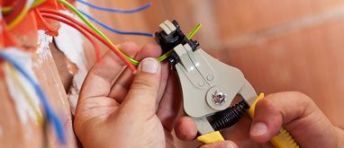 Instalacja elektryczna w garażu podczas instalacji