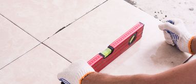 Układanie płytek w łazienkach. Co rozważyć, jak to zrobić?