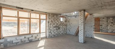 wnętrze domu w stanie surowym