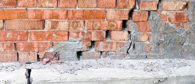 pęknięcie na ścianie i fundamentach budynku z cegły