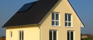 Niewielki dom jednorodzinny z poddaszem w końcowej fazie budowy