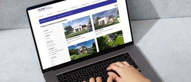 komputer z wyświetloną stroną darmowych projektów domów w gunb