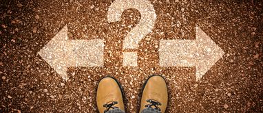 znak zapytania i strzałki w przeciwnych kierunkach decyzja