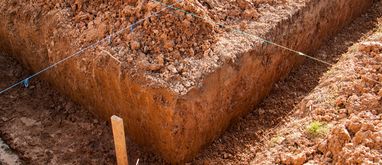 wykop ziemny pod fundament z wyznaczonymi katami