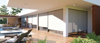 Fasada nowoczesnego domu wyposażona w żaluzje zewnętrzne