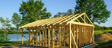szkielet drewniany domu nad jeziorem w trakcie budowy
