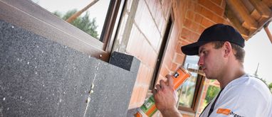 pracownik termo organiki przy izolacji styropianem grafitowym