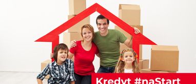 Rodzice z dwójką dzieci pod symboliczną sylwetką domu