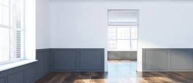 wnętrze salonu bez mebli biało szare wykończenie ścian wewnętrznych