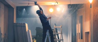 mężczyzna w trakcie budowy domu metodą gospodarczą